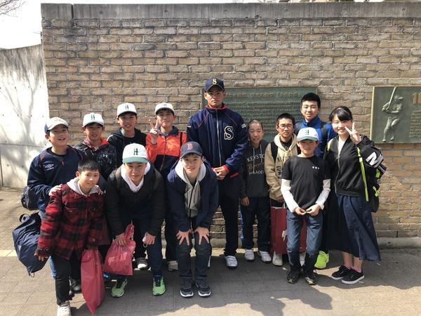 中森投手と地元の少年野球チーム12人がピースをしたり笑顔でならんでうつている写真